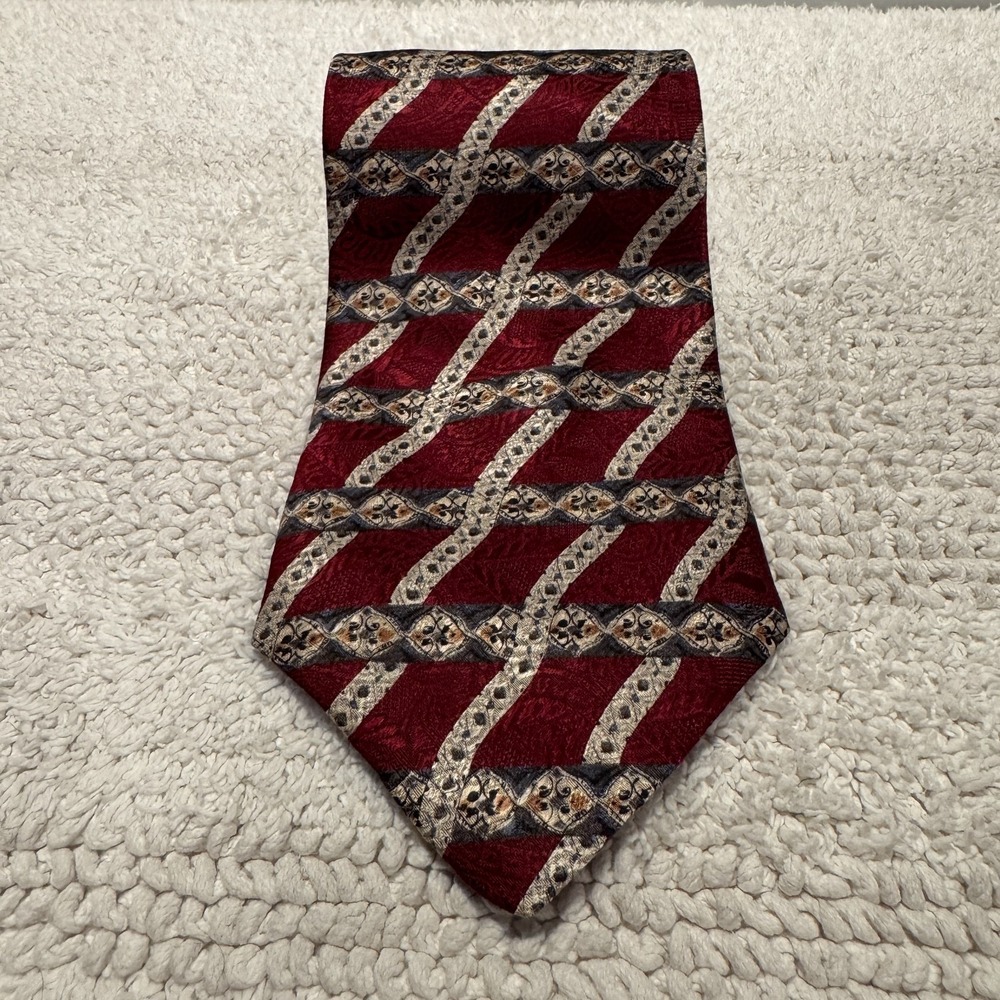 Vintage Claiborne Tie Red Interlocking Art Deco 100% Silk USA Old Money‎ Novelty
